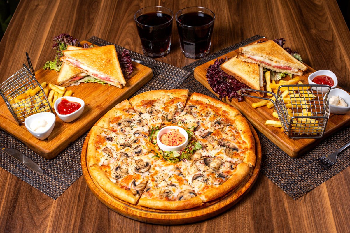 side-view-pizza-with-chicken-mushrooms-served-with-sauce-vegetables-salad-wooden-plate